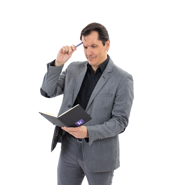 Chef d'entreprise réfléchit à son serveur informatique